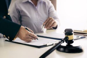 DUI-case-lawyer-explaining-lega-options-to-client.jpg DUI-case-lawyer-explaining-lega-options-to-client.jpg